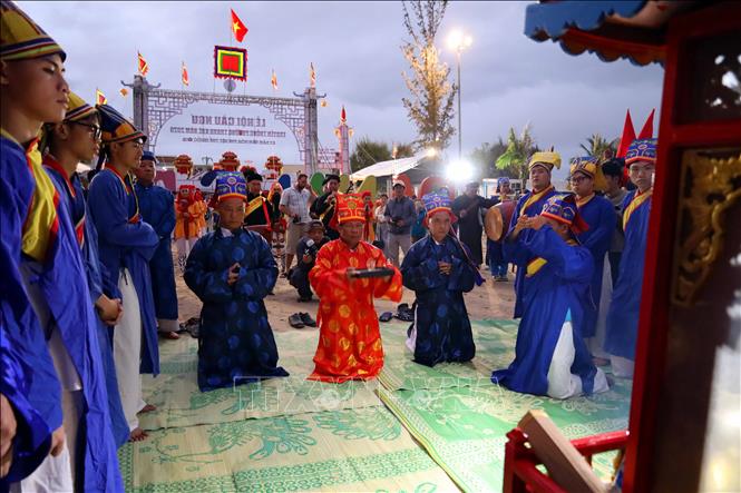 Các bậc cao niên trong làng thực hiện nghi lễ rước Nghinh thần tại Lễ hội Cầu ngư. Ảnh: Trần Lê Lâm - TTXVN