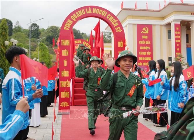 Các tân binh hăng hái lên đường. Ảnh: Trung Kiên - TTXVN