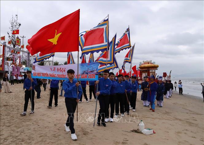 Đoàn rước lễ Nghinh thần từ biển vào khu vực làm lễ chính. Ảnh: Trần Lê Lâm - TTXVN