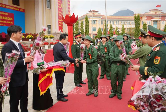 Lãnh đạo tỉnh Điện Biên, Bộ Công an, Quân khu 2 tặng hoa và động viên các tân binh tại Lễ giao nhận quân. Ảnh: Trung Kiên - TTXVN