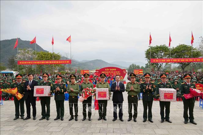 Lãnh đạo tỉnh Điện Biên, Bộ Công an, Quân khu 2 tặng hoa, quà các đơn vị giao, nhận quân. Ảnh: Trung Kiên - TTXVN