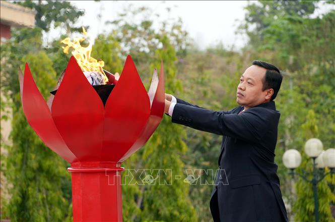 Bí thư Tỉnh ủy Điện Biên Trần Tiến Dũng thắp lửa truyền thống anh hùng tại Lễ giao nhận quân năm 2026. Ảnh: Trung Kiên - TTXVN