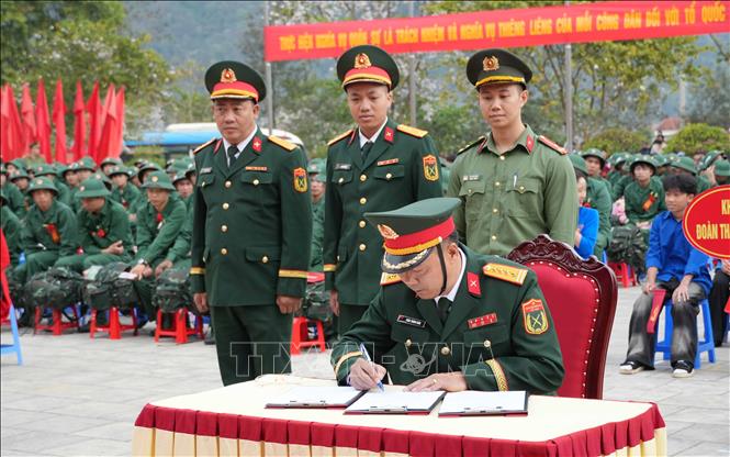 Các đơn vị giao, nhận quân ký kết biên bản. Ảnh: Trung Kiên - TTXVN