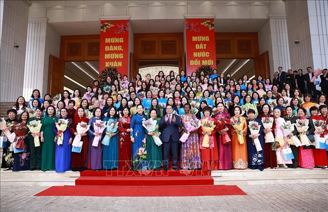 Thủ tướng Phạm Minh Chính với đại diện nữ lãnh đạo, quản lý các cơ quan trung ương và trao các tác giả nhận Giải thưởng Kovalevskaia năm 2025. Ảnh: Dương Giang-TTXVN
