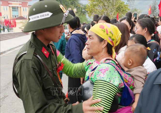 Tân binh bịn rịn chia tay người thân trong ngày nhập ngũ. Ảnh: Trung Kiên - TTXVN