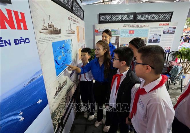 Thiếu nhi các trường học trên địa bàn thành phố Đà Nẵng tham gia lễ hội tìm hiểu về biển đảo Việt Nam. Ảnh: Trần Lê Lâm - TTXVN