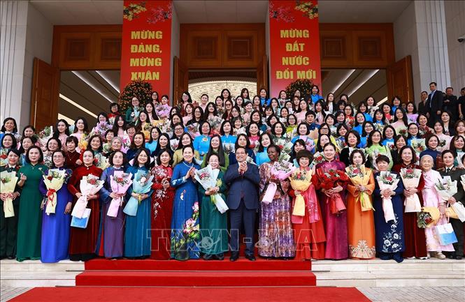 Thủ tướng Phạm Minh Chính với đại diện nữ lãnh đạo, quản lý các cơ quan trung ương và trao các tác giả nhận Giải thưởng Kovalevskaia năm 2025. Ảnh: Dương Giang-TTXVN
