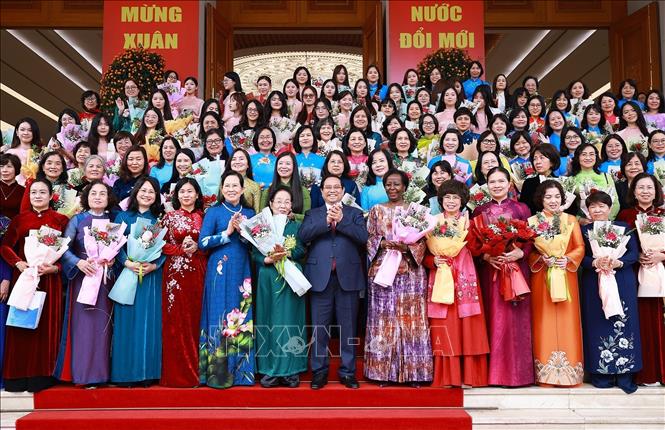 Thủ tướng Phạm Minh Chính với đại diện nữ lãnh đạo, quản lý các cơ quan trung ương và trao các tác giả nhận Giải thưởng Kovalevskaia năm 2025. Ảnh: Dương Giang-TTXVN
