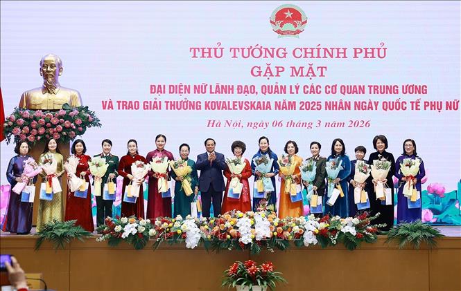 Thủ tướng Phạm Minh Chính tặng quà chúc mừng đại diện nữ lãnh đạo, quản lý các cơ quan trung ương. Ảnh: Dương Giang-TTXVN
