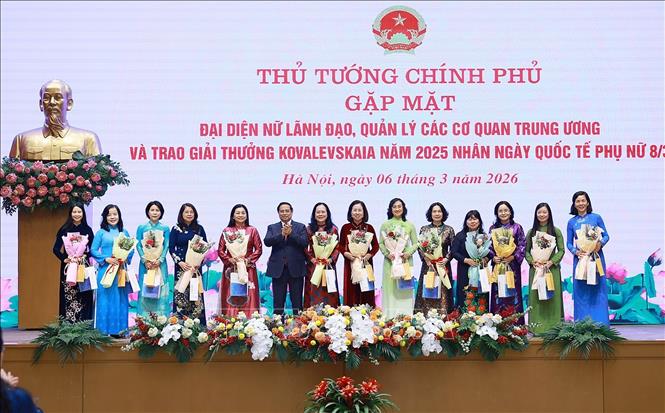 Thủ tướng Phạm Minh Chính tặng quà chúc mừng đại diện nữ lãnh đạo, quản lý các cơ quan trung ương. Ảnh: Dương Giang-TTXVN
