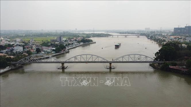 Nhịp giữa Cầu Ghềnh bị tàu hàng đâm va khiến đường ray bị xô lệch; tuyến đường sắt Bắc - Nam qua cầu Ghềnh bị tê liệt. Ảnh: Sỹ Tuyên - TTXVN