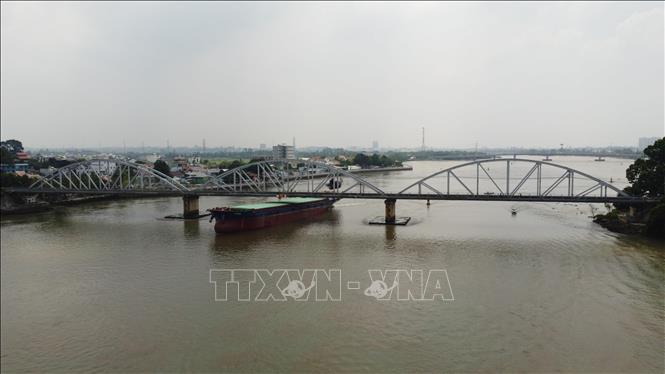 Nhịp giữa Cầu Ghềnh bị tàu hàng đâm va khiến đường ray bị xô lệch; tuyến đường sắt Bắc - Nam qua cầu Ghềnh bị tê liệt. Ảnh: Sỹ Tuyên - TTXVN