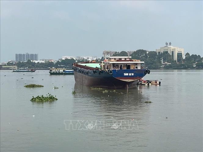 Tàu Thành Đạt 86 hiện đang neo đậu trên sông Đồng Nai phía Tây Cầu Ghềnh để phục vụ công tác điều tra. Ảnh: Sỹ Tuyên - TTXVN
