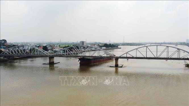 Nhịp giữa Cầu Ghềnh bị tàu hàng đâm va khiến đường ray bị xô lệch; tuyến đường sắt Bắc - Nam qua cầu Ghềnh bị tê liệt. Ảnh: Sỹ Tuyên - TTXVN