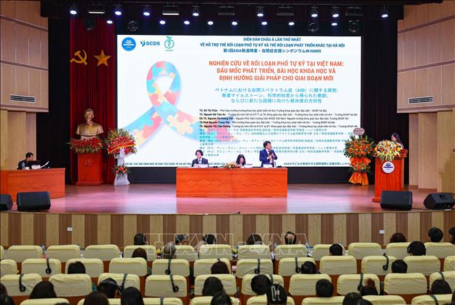 Diễn đàn được tổ chức trên nền tảng hợp tác học thuật và thực tiễn giữa các tổ chức nghiên cứu quốc tế và các cơ sở giáo dục, với mục tiêu thúc đẩy tiếp cận đa ngành trong hỗ trợ trẻ rối loạn phát triển. Ảnh: Thanh Tùng - TTXVN