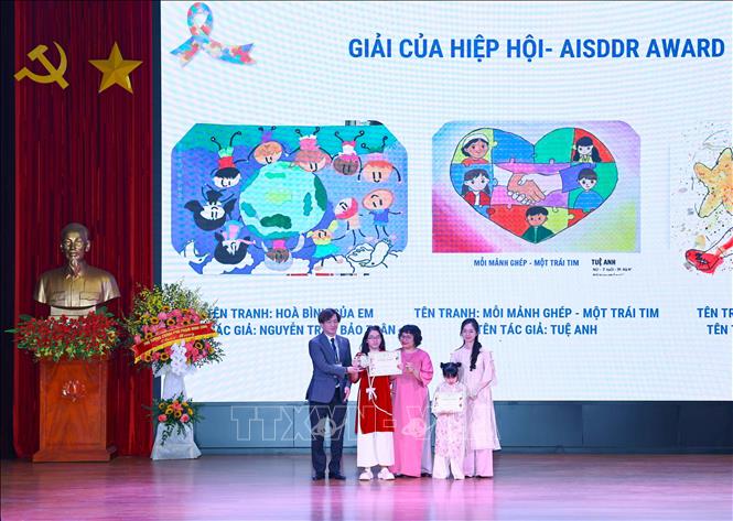 Trao giải Cuộc thi vẽ tranh dành cho trẻ em, một hoạt động giàu ý nghĩa nhân văn trong khuôn khổ diễn đàn. Ảnh: Thanh Tùng - TTXVN