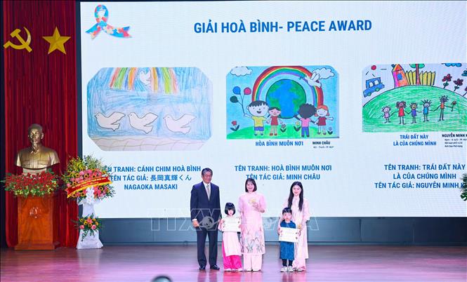 Trao giải Cuộc thi vẽ tranh dành cho trẻ em, một hoạt động giàu ý nghĩa nhân văn trong khuôn khổ diễn đàn. Ảnh: Thanh Tùng - TTXVN