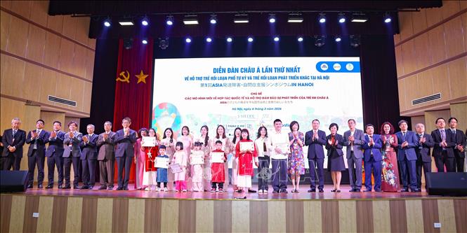 Đại biểu và các em đạt giải trong cuộc thi vẽ tranh. Ảnh: Thanh Tùng - TTXVN