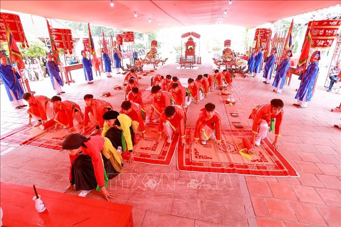 Nghi thức múa lễ chữ “Thiên - Hạ - Thái - Bình” được thực hiện bởi 24 thiếu niên từ 12 đến 15 tuổi. Ảnh: Khánh Hoà - TTXVN