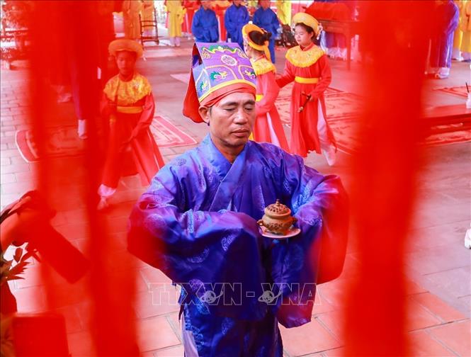 Thực hiện các nghi thức của lễ hội. Ảnh: Khánh Hoà - TTXVN