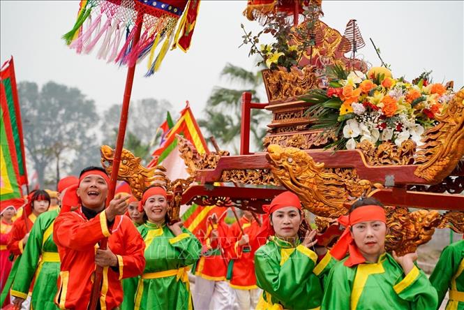 Nghi thức rước văn từ đình làng về Lăng thờ thân phụ, thân mẫu Chử Đồng Tử…Ảnh: Khánh Hoà - TTXVN