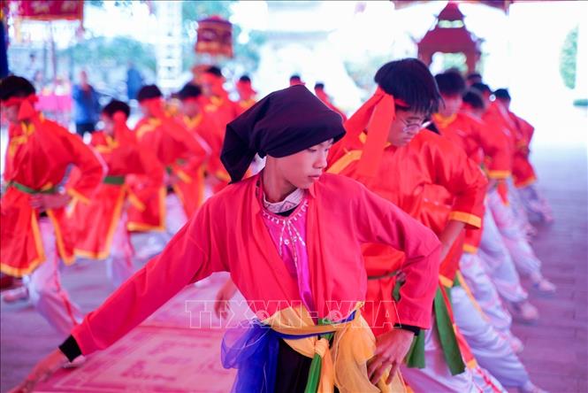 Nghi thức múa lễ chữ “Thiên - Hạ - Thái - Bình” được thực hiện bởi 24 thiếu niên tuổi từ 12 đến 15. Ảnh: Khánh Hoà - TTXVN