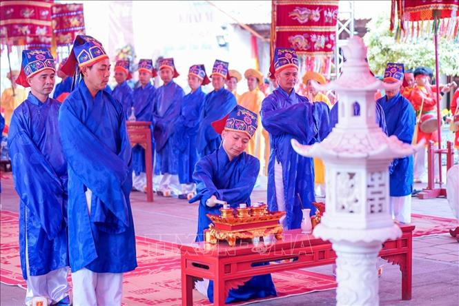 Thực hiện các nghi thức tế lễ tại lễ hội. Ảnh: Khánh Hoà - TTXVN