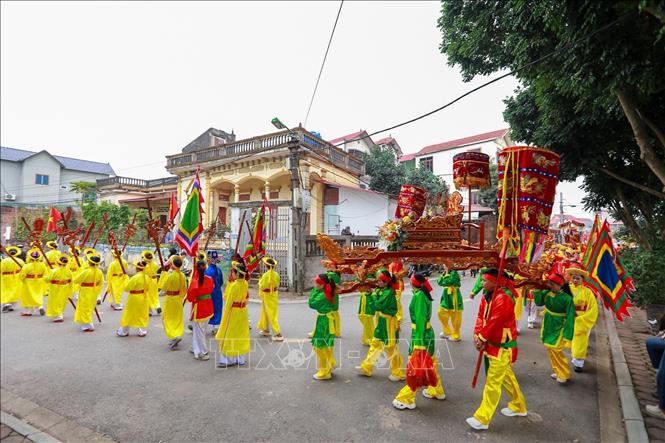 Nghi thức rước văn từ đình làng về Lăng thờ thân phụ, thân mẫu Chử Đồng Tử…Ảnh: Khánh Hoà - TTXVN