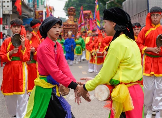 Nghi thức rước văn từ đình làng về Lăng thờ thân phụ, thân mẫu Chử Đồng Tử…Ảnh: Khánh Hoà - TTXVN