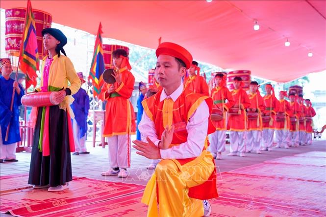 Nghi thức múa lễ chữ “Thiên - Hạ - Thái - Bình” được thực hiện bởi 24 thiếu niên tuổi từ 12 đến 15. Ảnh: Khánh Hoà - TTXVN