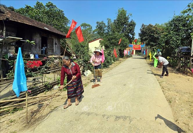 The road leading to the community house of Hoi Ray village in Truong Son commune, Quang Tri province – the early voting site – is neatly decorated, creating a festive atmosphere. Photo by courtesy/VNA