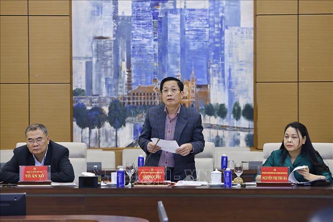 Phó Chủ nhiệm Uỷ ban Kiểm tra Trung ương Hà Quốc Trị, Phó Trưởng Đoàn Kiểm tra công bố Quyết định kiểm tra của Bộ Chính trị. Ảnh: Doãn Tấn - TTXVN