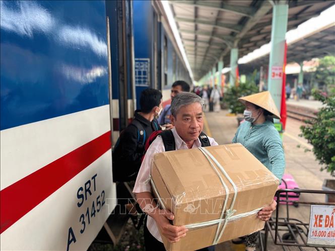 Những hành khách đầu tiên trên tuyến tàu từ Bắc vào Nam phải dừng ở ga Biên Hòa và được trung chuyển bằng đường bộ đi Thành phố Hồ Chí Minh, chiều 6/3. Ảnh: Sỹ Tuyên - TTXVN