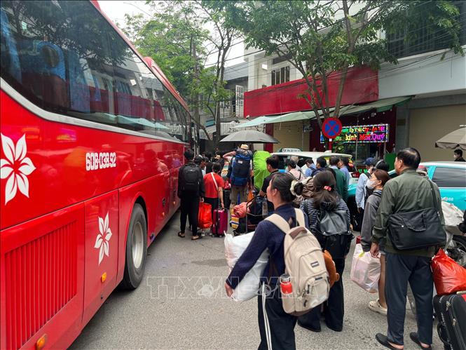 Những hành khách đầu tiên trên tuyến tàu từ Bắc vào Nam phải trung chuyển bằng đường bộ tại ga Biên Hòa chiều 6/3. Ảnh: Sỹ Tuyên - TTXVN