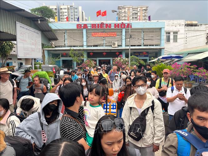 Những hành khách đầu tiên trên tuyến tàu từ Bắc vào Nam phải trung chuyển bằng đường bộ tại ga Biên Hòa chiều 6/3. Ảnh: Sỹ Tuyên - TTXVN