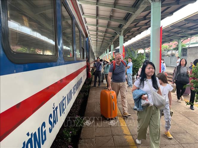 Những hành khách đầu tiên trên tuyến tàu từ Bắc vào Nam phải trung chuyển bằng đường bộ tại ga Biên Hòa chiều 6/3. Ảnh: Sỹ Tuyên - TTXVN