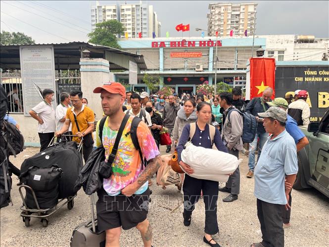 Những hành khách đầu tiên trên tuyến tàu từ Bắc vào Nam phải trung chuyển bằng đường bộ tại ga Biên Hòa chiều 6/3. Ảnh: Sỹ Tuyên - TTXVN