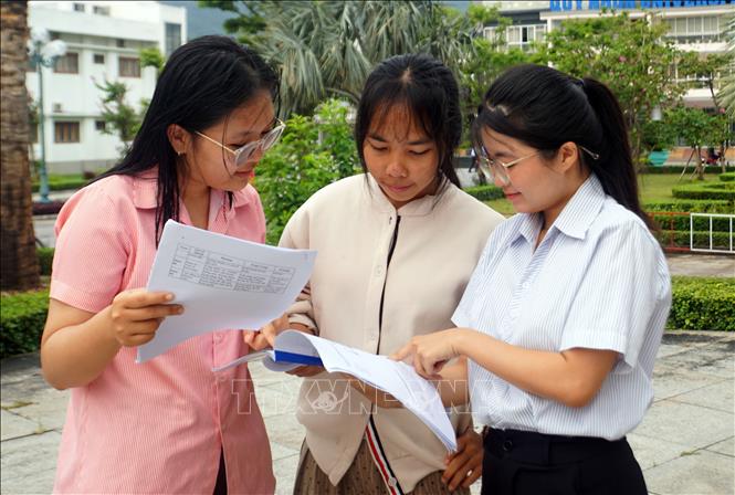 Nguyễn Thuỷ Tiên đang trao đổi bài học với bạn tại khuôn viên trường. Ảnh: Trịnh Bang Nhiệm - TTXVN
