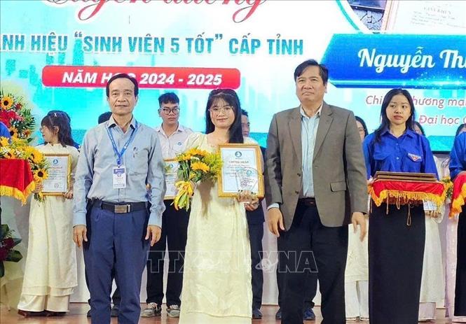 Nguyễn Thuỷ Tiên nhận Bằng khen và danh hiệu được tuyên thưởng. Ảnh: Trịnh Bang Nhiệm - TTXVN