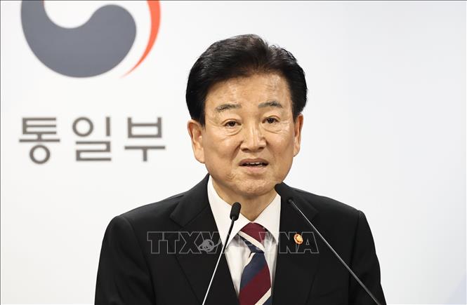 Bộ trưởng Thống nhất Hàn Quốc Chung Dong Young phát biểu với báo giới tại Seoul. Ảnh: Yonhap/TTXVN