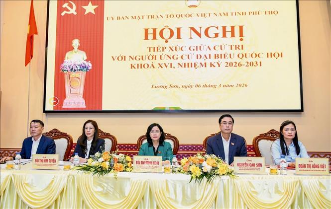 Các ứng cử viên Đại biểu Quốc hội khóa XVI tiếp xúc cử tri tại Đơn vị bầu cử số 5. Ảnh: Vũ Hà - TTXVN