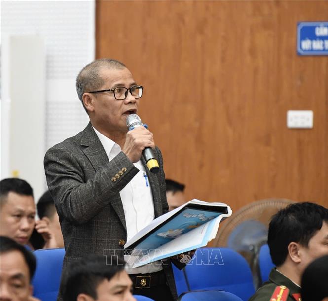 Cử tri xã Lương Sơn kiến nghị với các ứng cử viên ứng cử Đại biểu Quốc hội khóa XVI. Ảnh: Vũ Hà - TTXVN