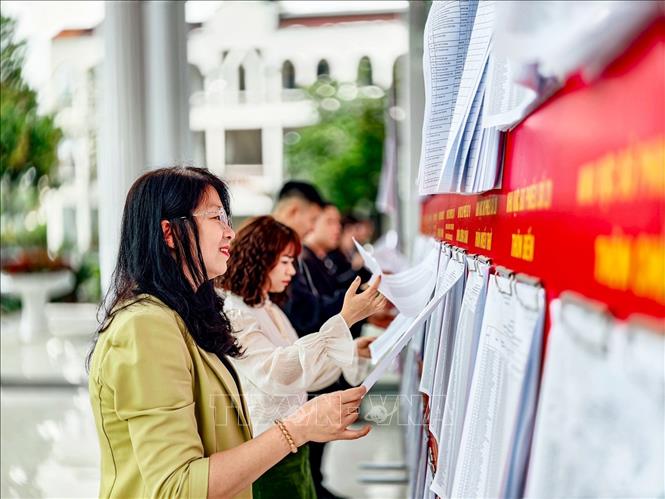 Candidates’ biographies and action programmes have been publicly posted at government offices, residential areas and polling stations for voters’ reference. VNA Photo: Trung Nguyên 