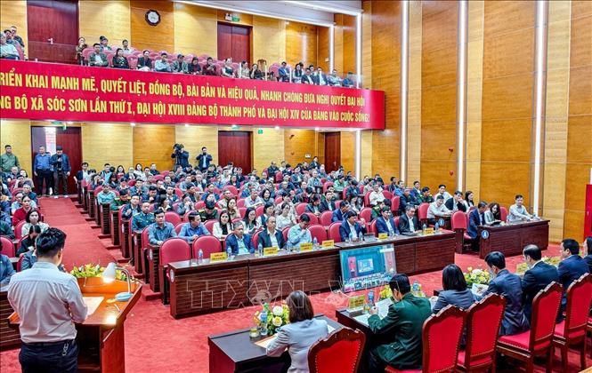 Meetings between candidates and voters are held in both in-person and online formats. VNA Photo: Trung Nguyên 