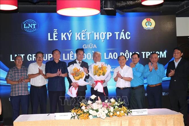 Ông Võ Khắc Thái, Phó Chủ tịch Liên đoàn Lao động TP. Hồ Chí Minh và ông Lê Xuân Lành, Chủ tịch Hội đồng Quản trị Công ty Cổ phần Phát triển Dịch vụ LNT 7979 thực hiện nghi thức ký kết bản ghi nhớ hợp tác xây dựng 30.000 nhà ở xã hội cho công nhân. Ảnh: Thanh Vũ-TTXVN