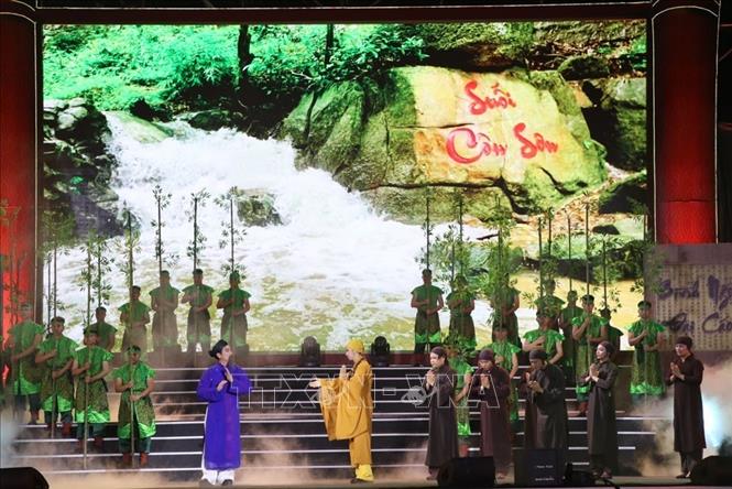 Chương trình nghệ thuật đặc biệt với chủ đề “Côn Sơn, Kiếp Bạc - mạch nguồn di sản” do tập thể nghệ sĩ Nhà hát chèo Xứ Đông biểu diễn. Ảnh: Mạnh Minh - TTXVN