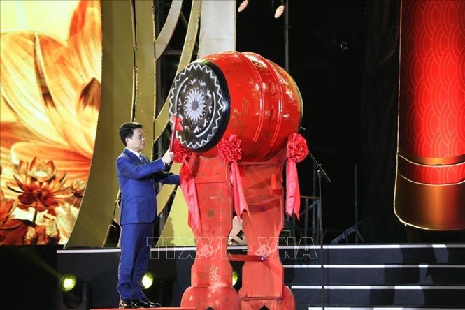 Ông Lê Ngọc Châu, Ủy viên Trung ương Đảng, Chủ tịch UBND thành phố Hải Phòng khởi trống khai hội. Ảnh: Mạnh Minh - TTXVN