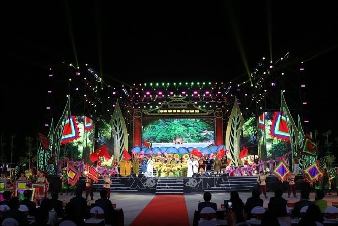 Chương trình nghệ thuật đặc biệt với chủ đề “Côn Sơn, Kiếp Bạc - mạch nguồn di sản” do tập thể nghệ sĩ Nhà hát chèo Xứ Đông biểu diễn. Ảnh: Mạnh Minh - TTXVN
