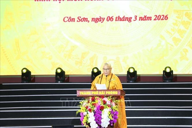 Hòa thượng Thích Thanh Vân, Phó Trưởng ban Thường trực Ban Trị sự Giáo hội Phật giáo Việt Nam thành phố Hải Phòng cung tuyên thân thế, sự nghiệp của Đệ Tam Tổ Trúc Lâm Huyền Quang tôn giả. Ảnh: Mạnh Minh - TTXVN