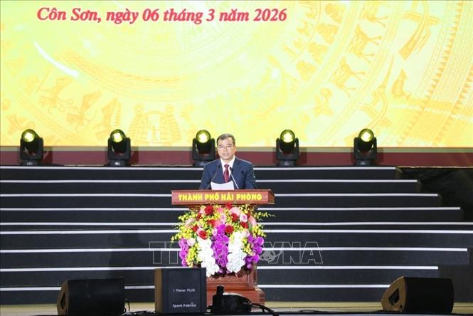 Ông Nguyễn Minh Hùng, Phó Chủ tịch UBND thành phố Hải Phòng, Trưởng Ban tổ chức Lễ hội mùa Xuân Côn Sơn – Kiếp Bạc năm 2026 đọc diễn văn tưởng niệm và khai hội. Ảnh: Mạnh Minh - TTXVN